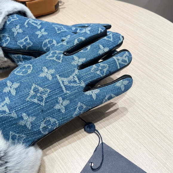 Louis Vuitton Monogram Shearling Mouton Gloves - Picture 5 of 6